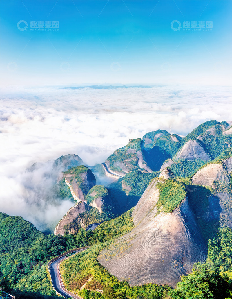 高清大图下载【趣麦麦图】云海中蜿蜒穿行的山间公路美景