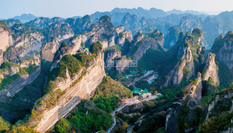 高清大图下载【趣麦麦图】群峰峻岭间蜿蜒交错的山间路径