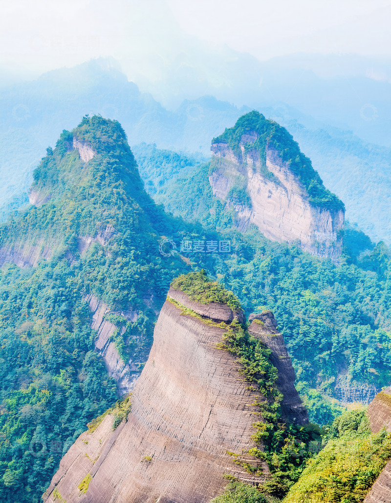 高清大图下载【趣麦麦图】薄雾中植被覆盖的奇特连绵山峰