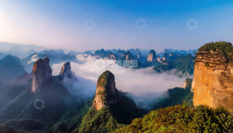 高清大图下载【趣麦麦图】云海环绕的壮丽奇特山峰景观