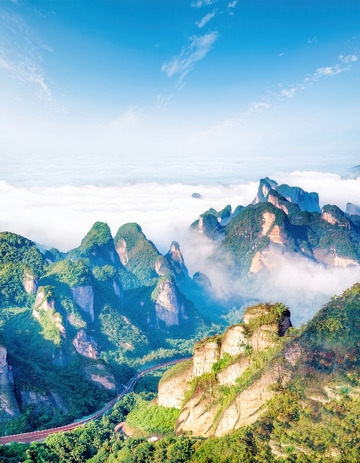 云海青山间蜿蜒曲折的公路景致