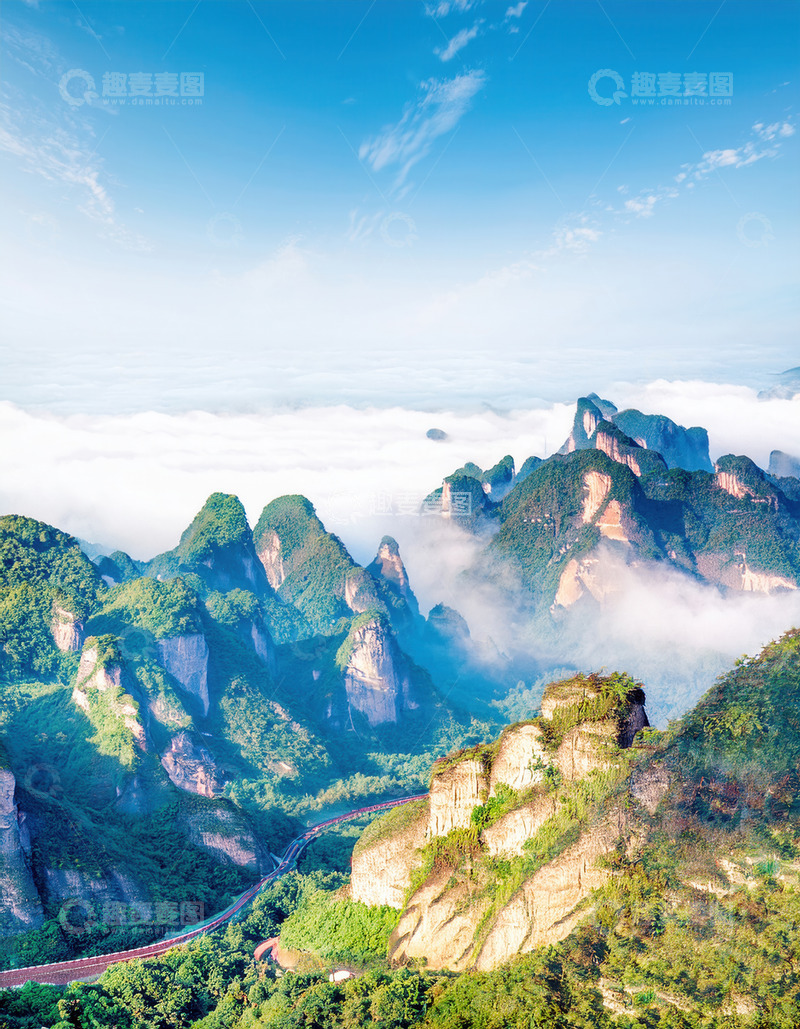 高清大图下载【趣麦麦图】云海青山间蜿蜒曲折的公路景致