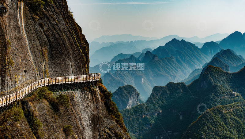 高清大图下载【趣麦麦图】悬崖峭壁上蜿蜒的悬空观景步道