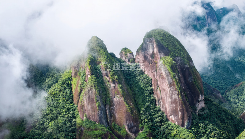 高清大图下载【趣麦麦图】云雾缥缈间绿意覆岩的秀丽山峰