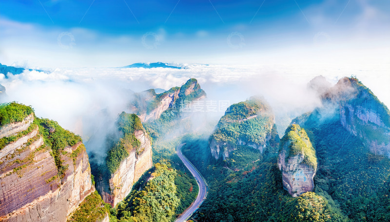 高清大图下载【趣麦麦图】云海青山间蜿蜒曲折的公路