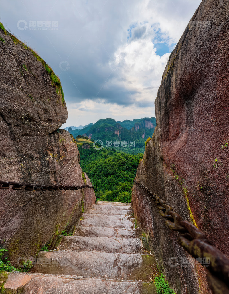 高清大图下载【趣麦麦图】巨石间铁链守护的险峻石阶小道