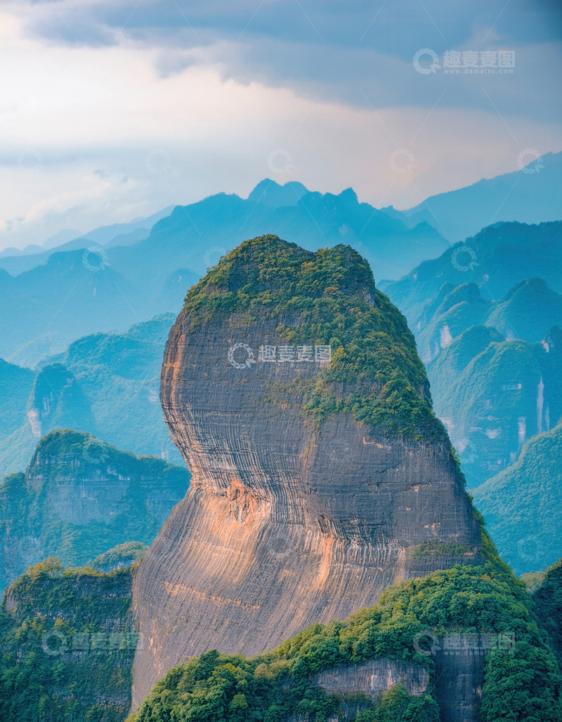 高清大图下载【趣麦麦图】山峦背景下植被覆顶的奇特孤峰