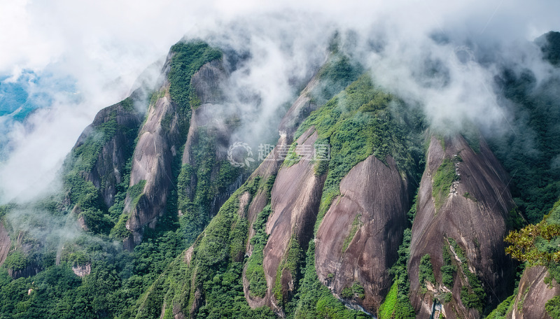 高清大图下载【趣麦麦图】云雾缭绕中绿意盎然的雄伟山峰
