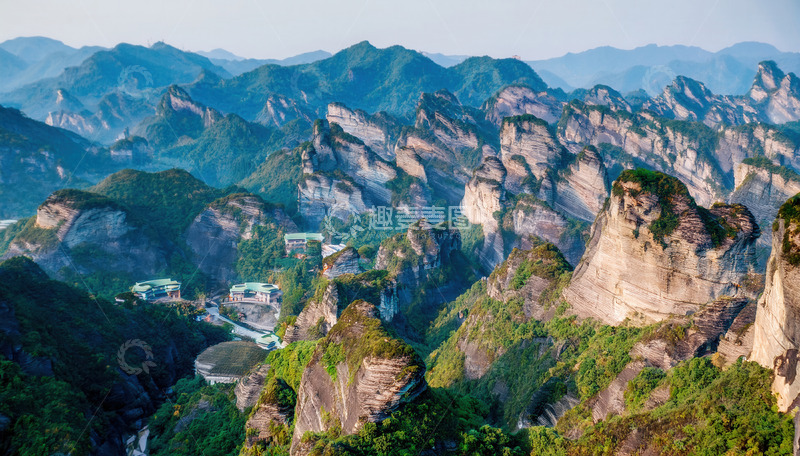 高清大图下载【趣麦麦图】山峦起伏间形态各异的奇特岩峰