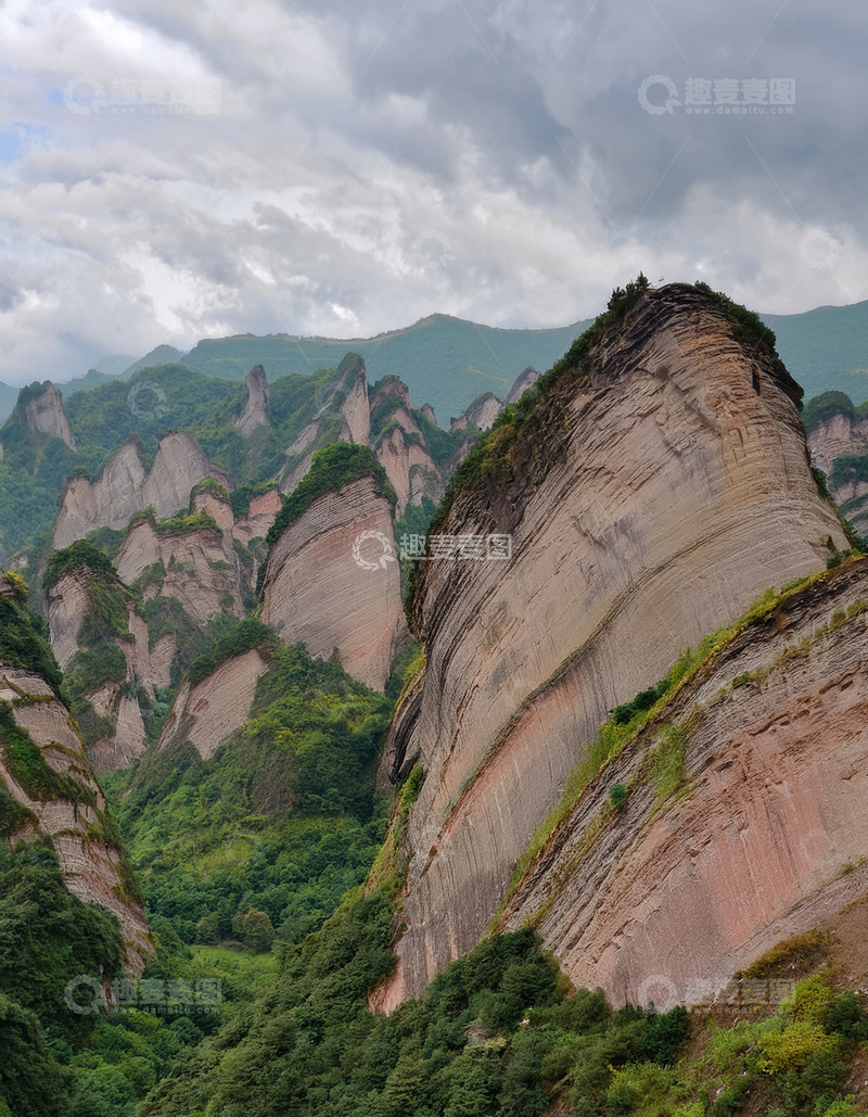 高清大图下载【趣麦麦图】云雾下纹理独特的苍翠陡峭山峰