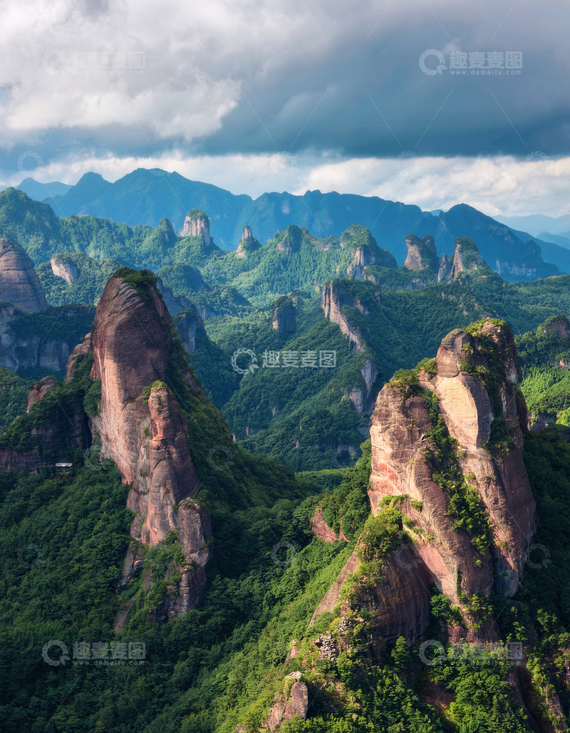 高清大图下载【趣麦麦图】云雾下植被覆盖的奇形岩峰景观