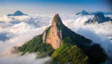 云海之上巍峨耸立的翠绿山峰
