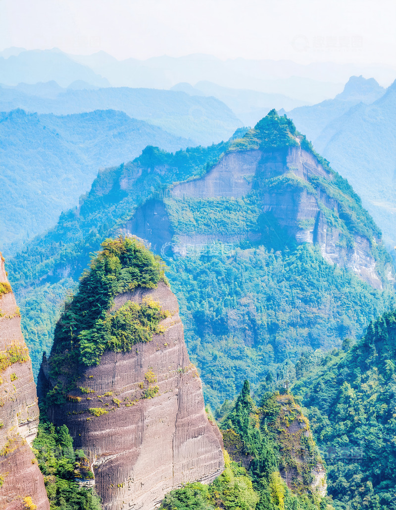 高清大图下载【趣麦麦图】青山远影中植被覆顶的奇特岩峰