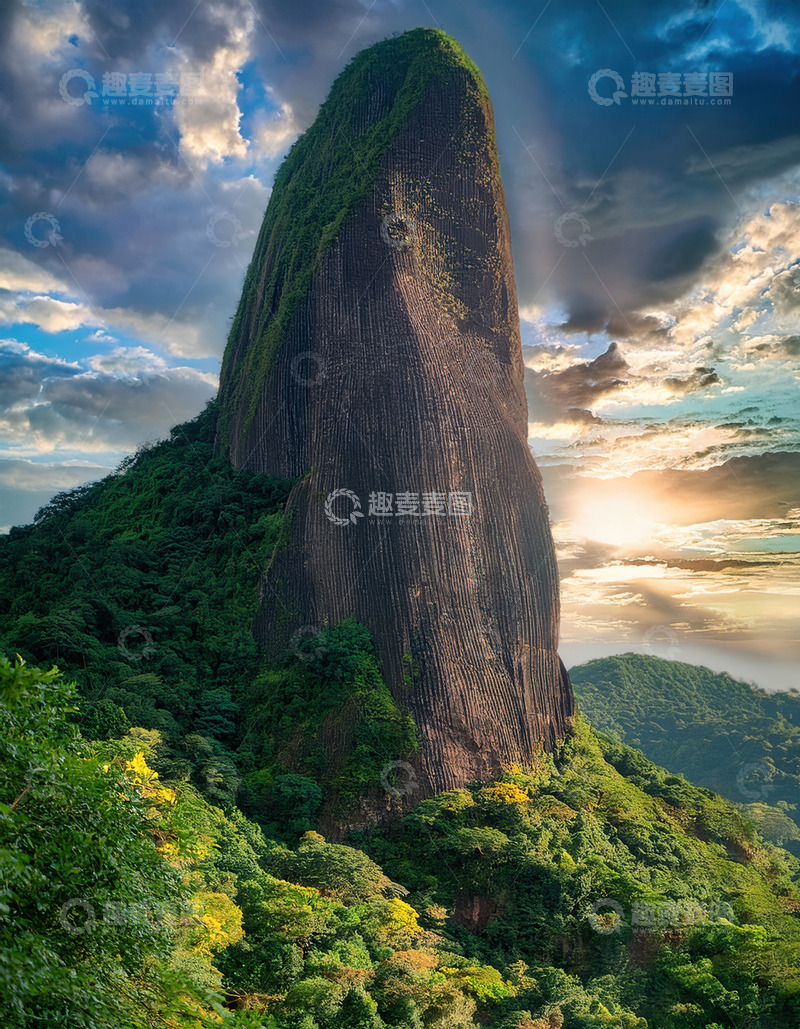 高清大图下载【趣麦麦图】夕阳下峻峭孤峰与葱郁山林之景