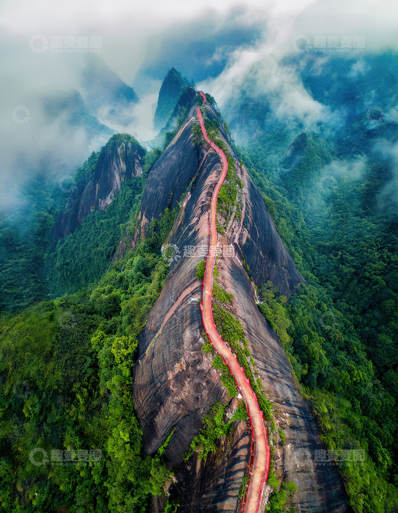 高清大图下载【趣麦麦图】云雾里穿行于峻岭的赤色蜿蜒路