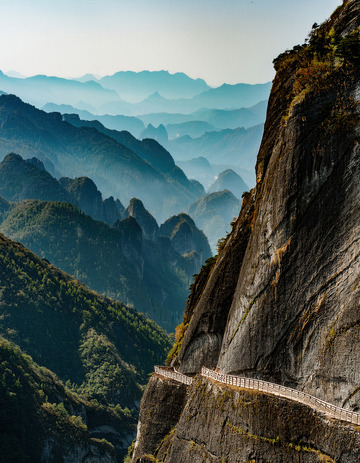峭壁旁蜿蜒于群山间的凌空栈道