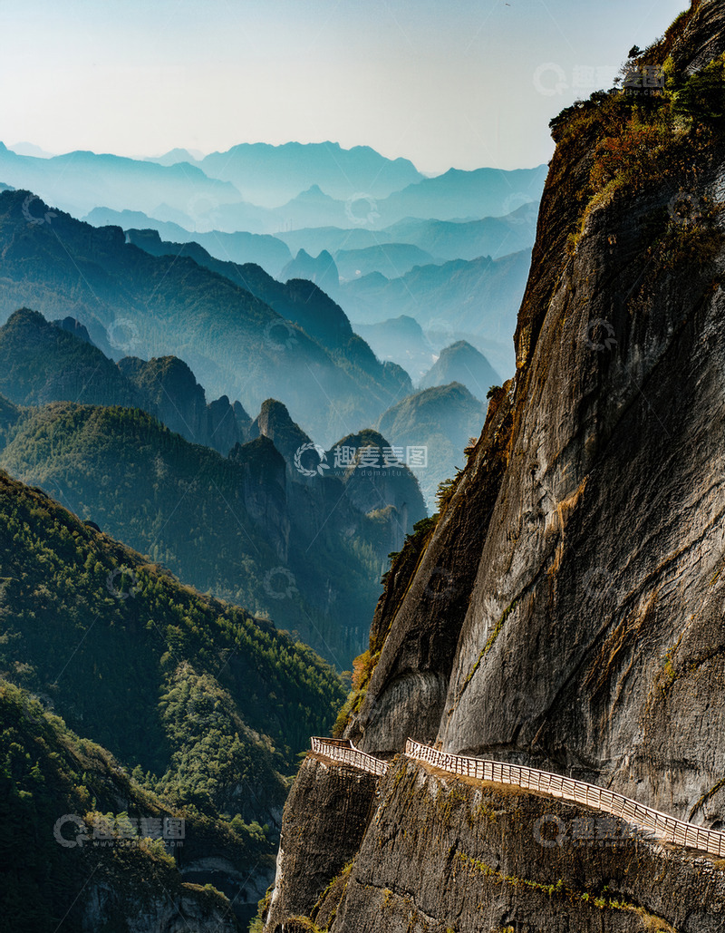 峭壁旁蜿蜒于群山间的凌空栈道
