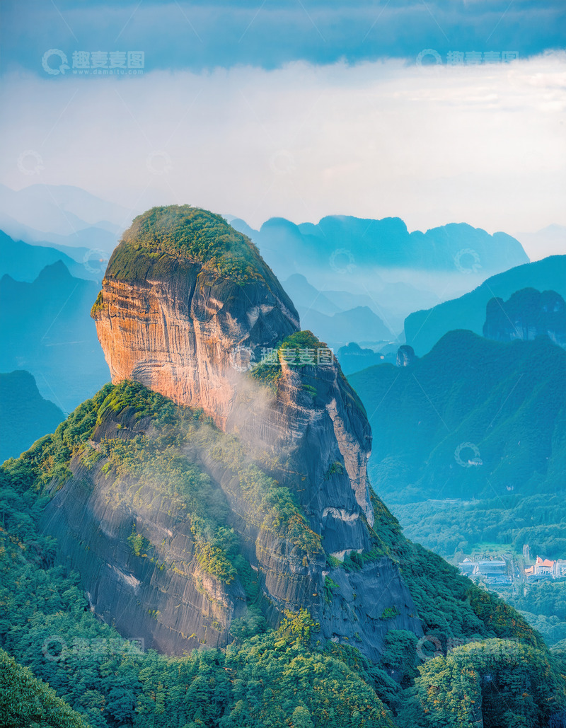 高清大图下载【趣麦麦图】云雾缭绕中独峙的苍翠丹霞山峰