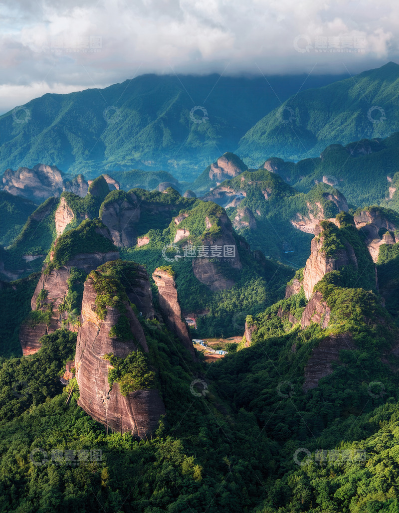 高清大图下载【趣麦麦图】绿林簇拥下形态各异的奇特山峰