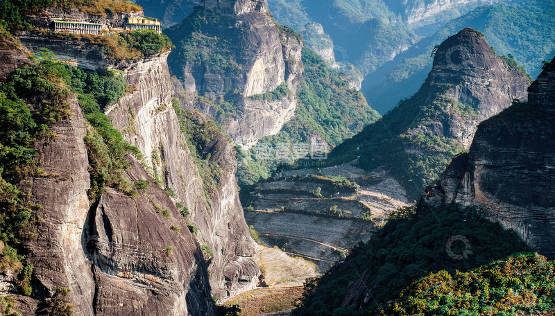 高清大图下载【趣麦麦图】悬崖峭壁间隐现的山间壮丽景色