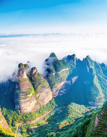 云海青山中蜿蜒伸展的山路风光