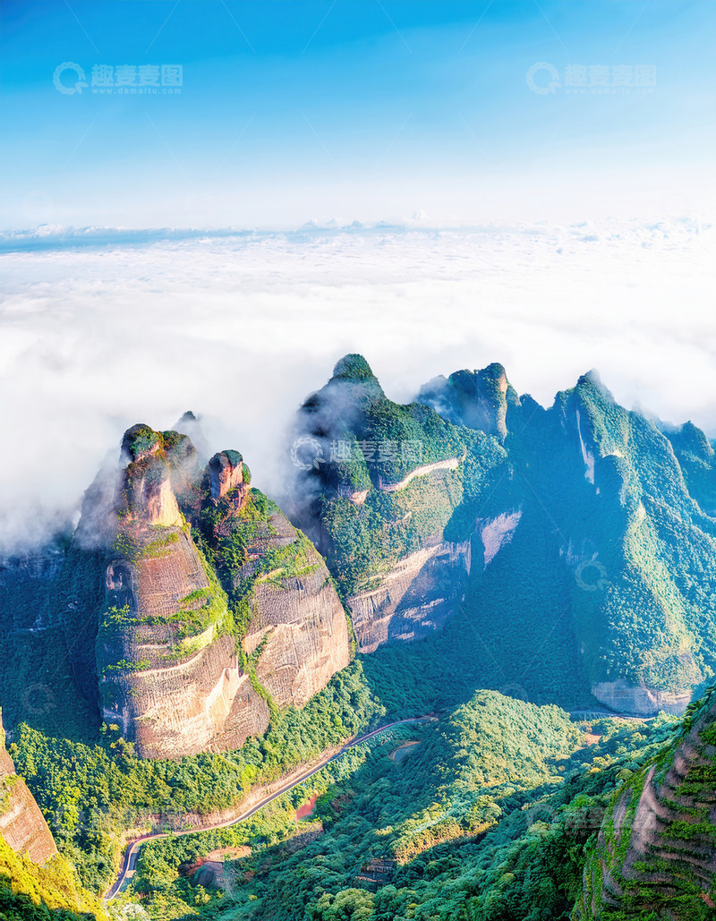 高清大图下载【趣麦麦图】云海青山中蜿蜒伸展的山路风光