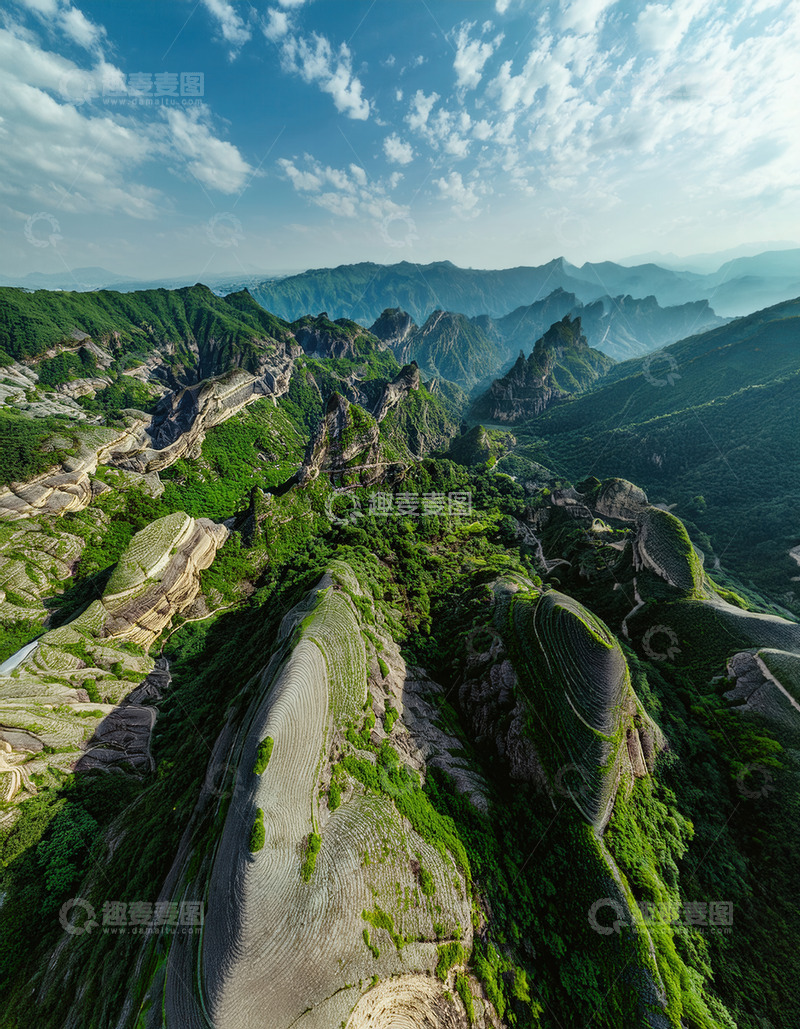 蓝天白云下峻峭奇特的山峦景观