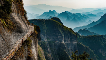 悬崖边蜿蜒伸展的险峻山间栈道