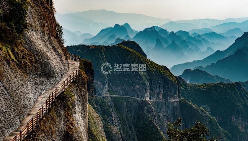 高清大图下载【趣麦麦图】悬崖边蜿蜒伸展的险峻山间栈道