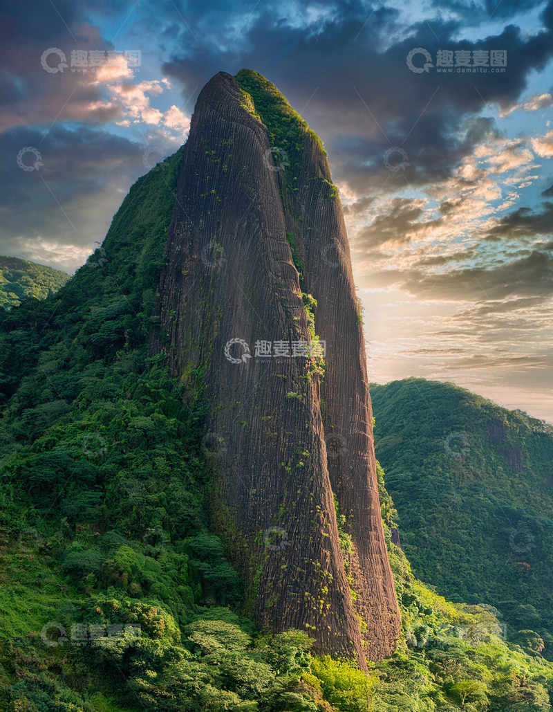 高清大图下载【趣麦麦图】夕照下植被覆盖的巍峨独耸山峰