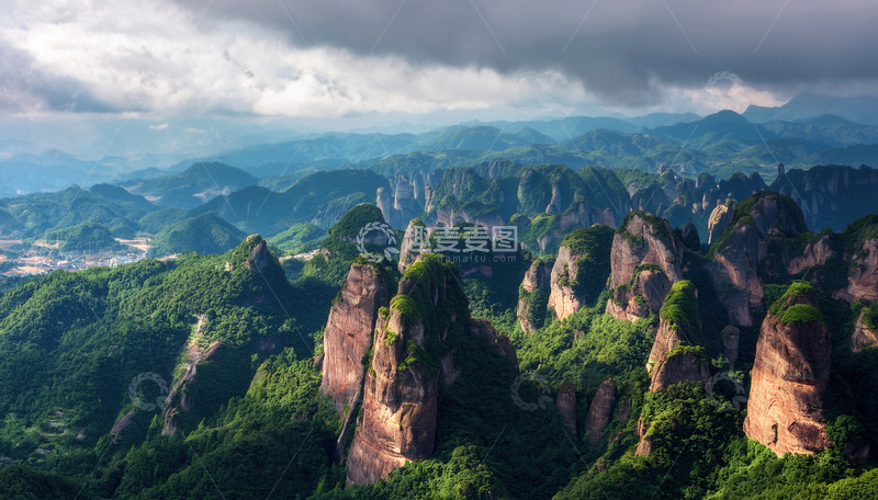 高清大图下载【趣麦麦图】云幕下绿植簇拥的奇特丹霞峰丛