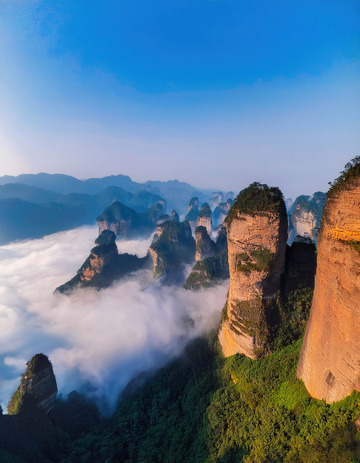 云海中矗立的奇峻秀丽山峰