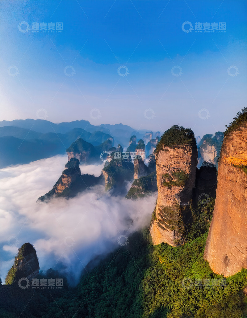 高清大图下载【趣麦麦图】云海中矗立的奇峻秀丽山峰