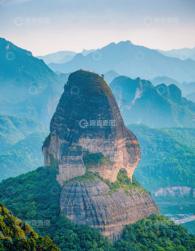 高清大图下载【趣麦麦图】群山环抱中植被覆顶的奇特山峰
