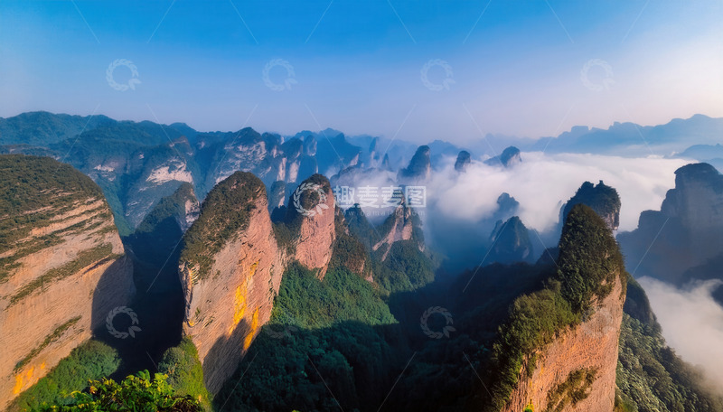 高清大图下载【趣麦麦图】云雾缭绕下的壮美丹霞峰林景观