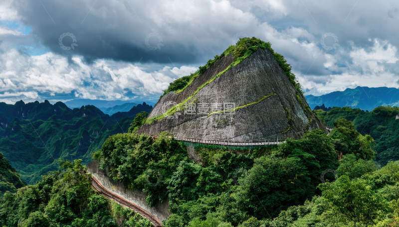 高清大图下载【趣麦麦图】青山间绕岩穿行的蜿蜒绿色公路