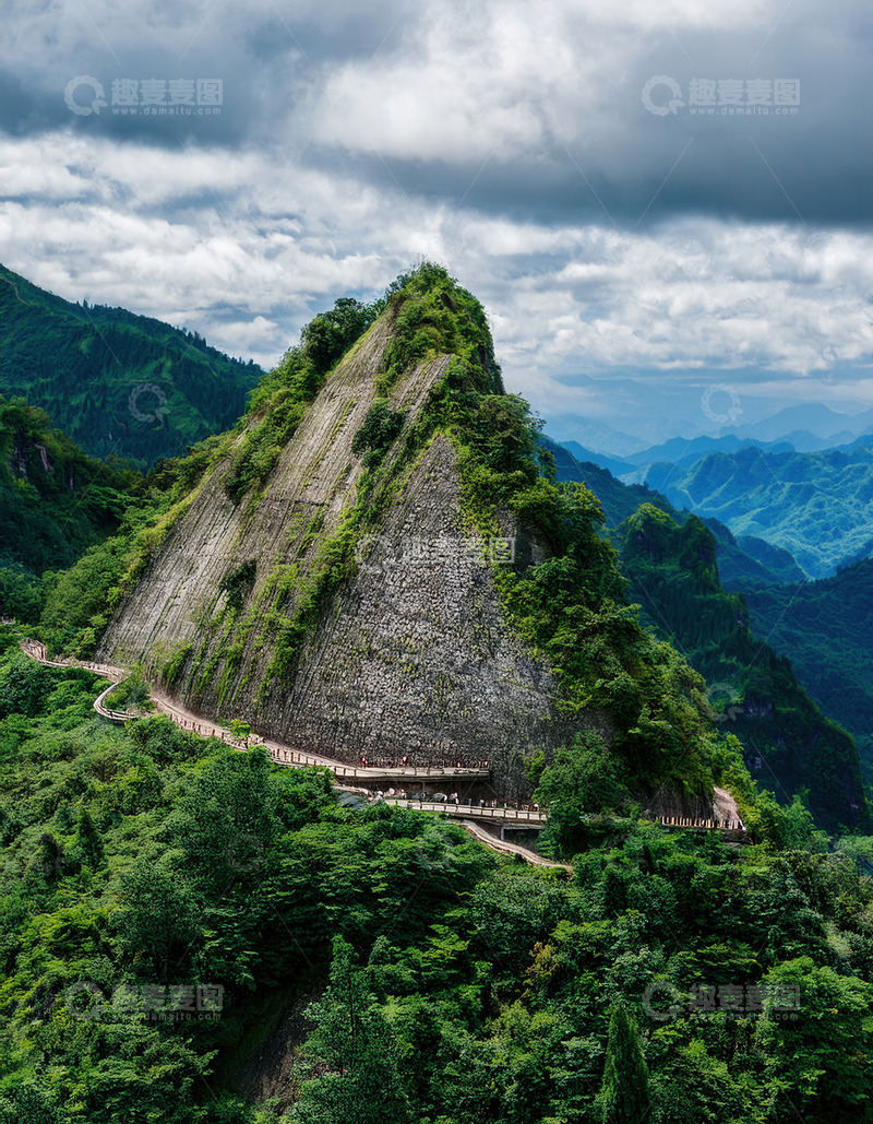 高清大图下载【趣麦麦图】青山翠谷中环绕孤峰的曲折公路