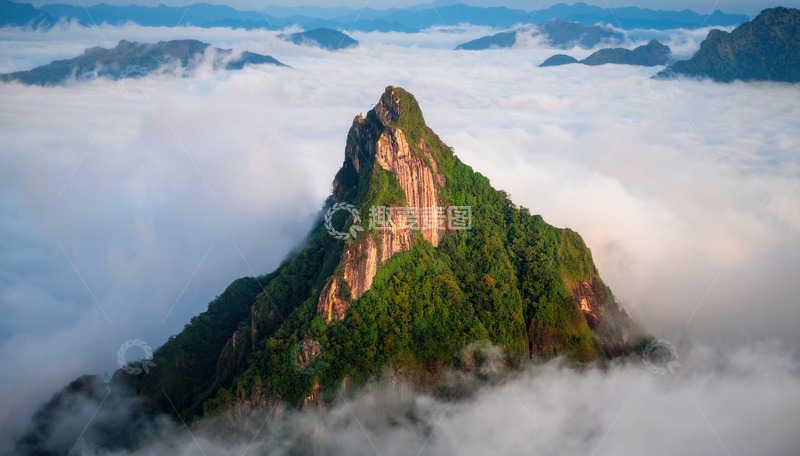 云海中拔地而起的葱郁孤峰