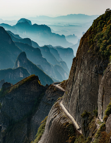 峭壁间蜿蜒于山峦的缥缈栈道