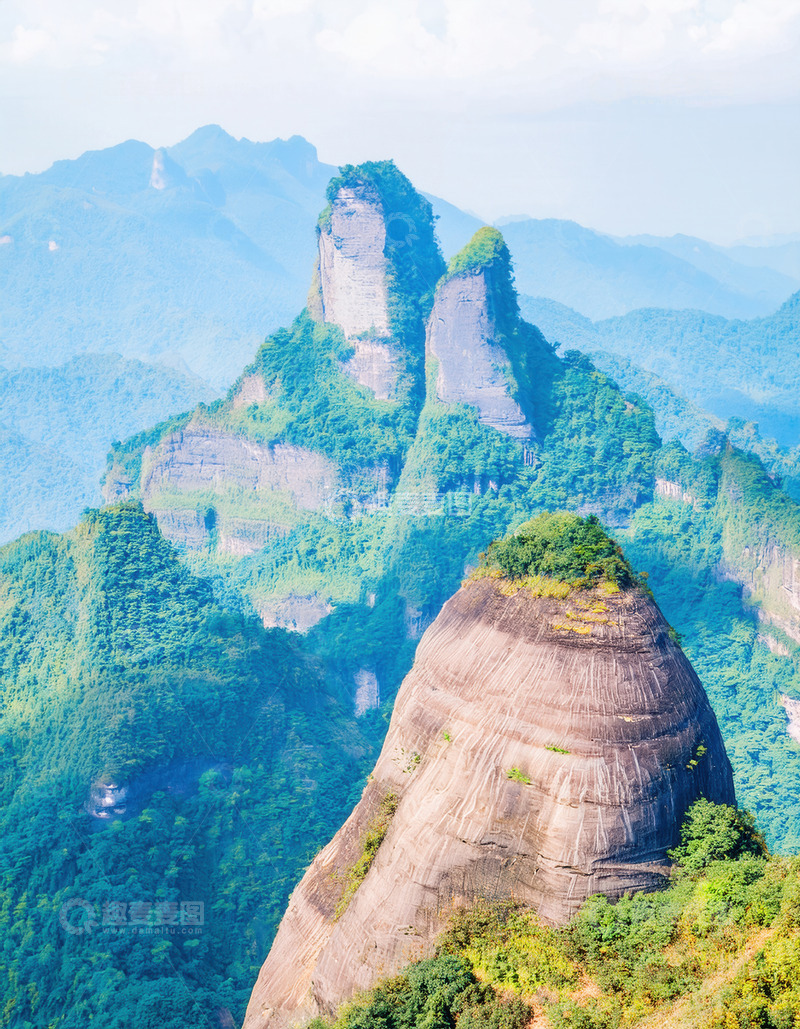 高清大图下载【趣麦麦图】青山间形态各异的植被覆盖岩峰