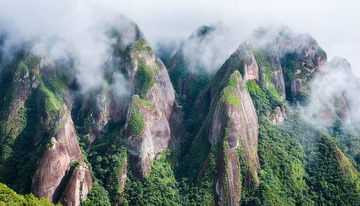 云雾氤氲中绿意盎然的嶙峋峰林