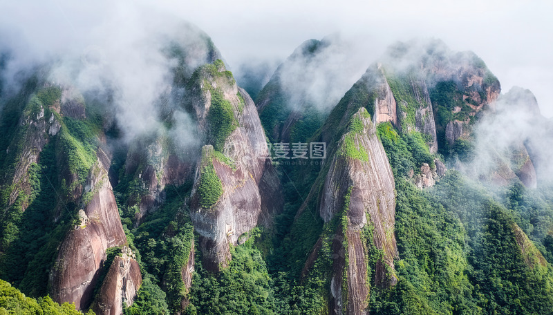 高清大图下载【趣麦麦图】云雾氤氲中绿意盎然的嶙峋峰林