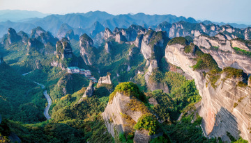 峰峦叠嶂间隐现的曲折山间道路
