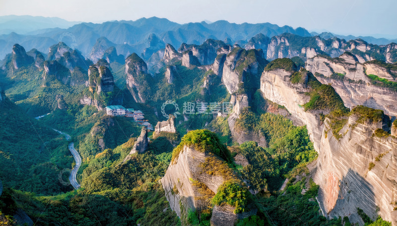 高清大图下载【趣麦麦图】峰峦叠嶂间隐现的曲折山间道路