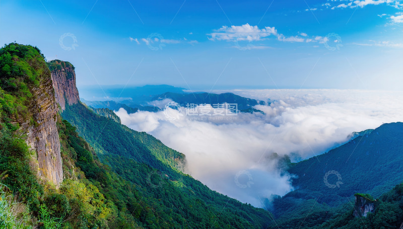 高清大图下载【趣麦麦图】峭壁青山间翻涌的壮阔云海景观