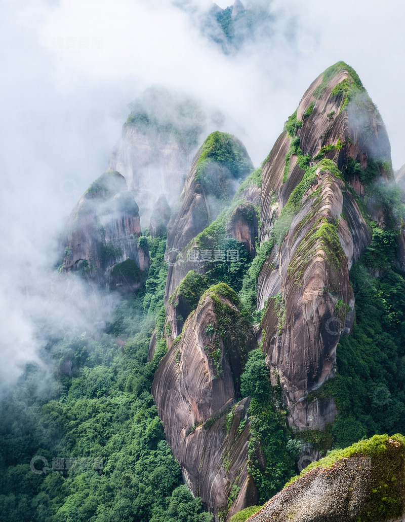 云雾弥漫中植被覆岩的奇秀山峦