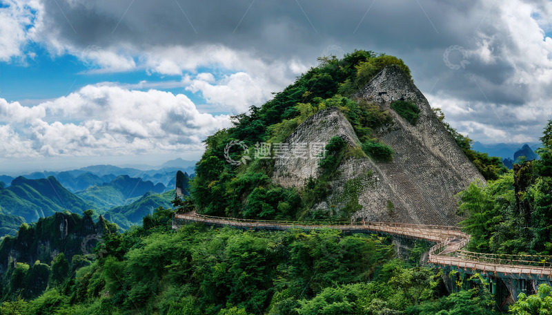 高清大图下载【趣麦麦图】青山上蜿蜒盘旋的秀丽山间公路