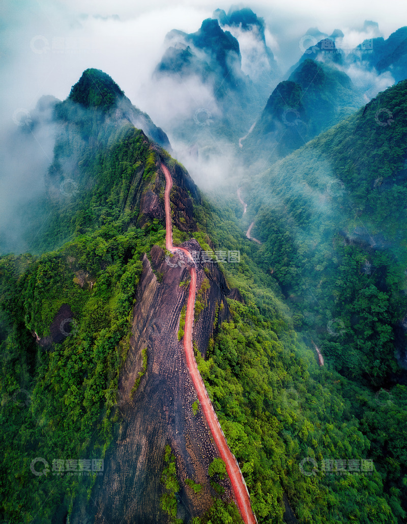 高清大图下载【趣麦麦图】云雾弥漫中穿行山林的蜿蜒小径