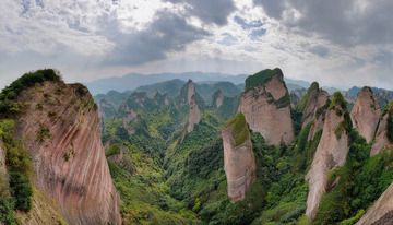 云遮雾绕中形态各异的丹霞峰林