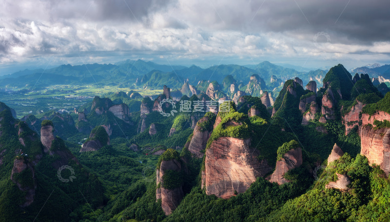 高清大图下载【趣麦麦图】云雾中植被环绕的壮丽丹霞峰林